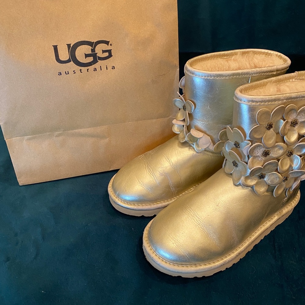 Classic Short Gold Flora UGGS. Excellent condition, barely used, super sweet